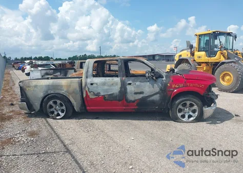 2015 Ram 1500 Laramie z USA, uszkodzony, nr VIN 1C6RR7NT3FS606311